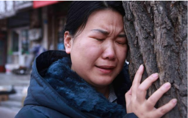 11歲兒子與單親媽媽同床睡，監控偶然拍下的畫面，讓媽媽內心發慌