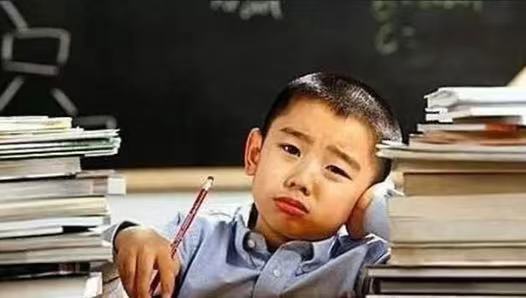 孩子一寫作業(yè)就哭，背后的原因家長要重視，可以從四方面給娃幫助