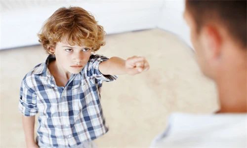 小孩子逆反心理強(qiáng)要怎么解決?家長(zhǎng)的寶貴經(jīng)驗(yàn)分享!